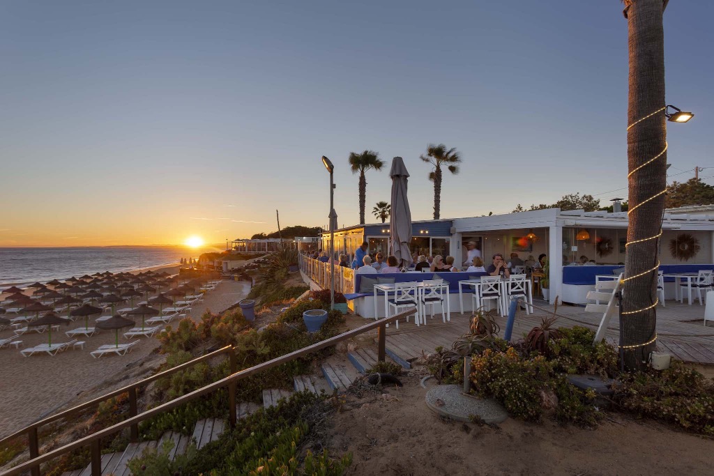 Izzy’s Beach Bar & Restaurant